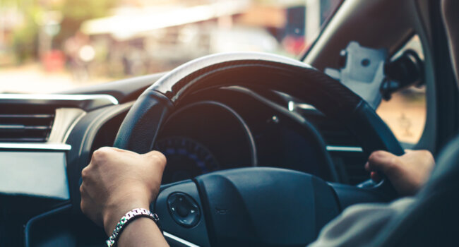 Conducteur au volant d’un véhicule – illustration d’un accident de la route volontaire