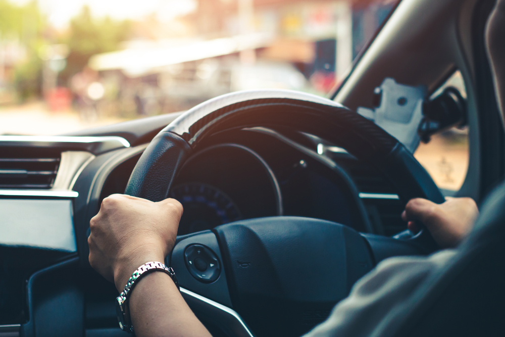 Conducteur au volant d’un véhicule – illustration d’un accident de la route volontaire
