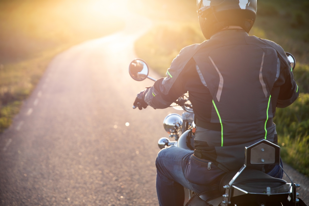 Motard circulant sur une route – illustration d’un accident de la route et de l’indemnisation d’un conducteur