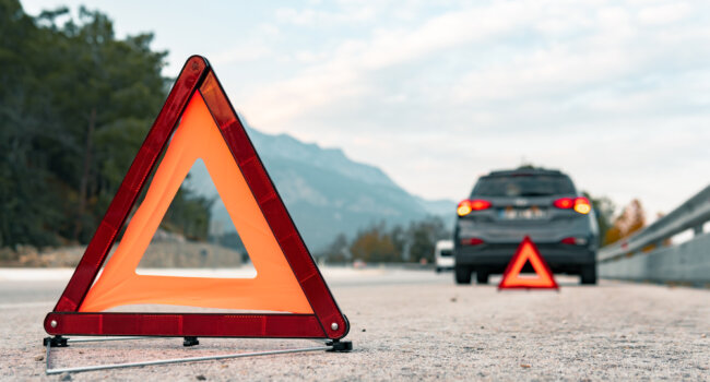 Triangle de signalisation sur une route après un accident impliquant un véhicule
