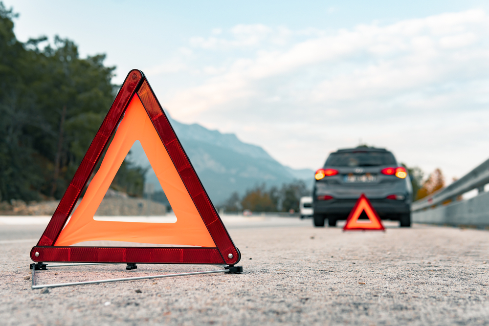 Triangle de signalisation sur une route après un accident impliquant un véhicule